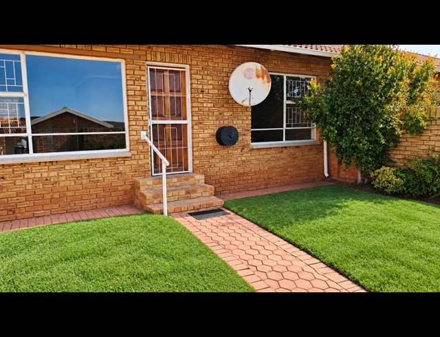 2 BEDROOM TOWNHOUSE FOR SALE IN NOORDHEUWEL